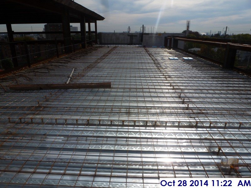 Installing rebar-wire mesh at the lower roof Facing South (800x600)